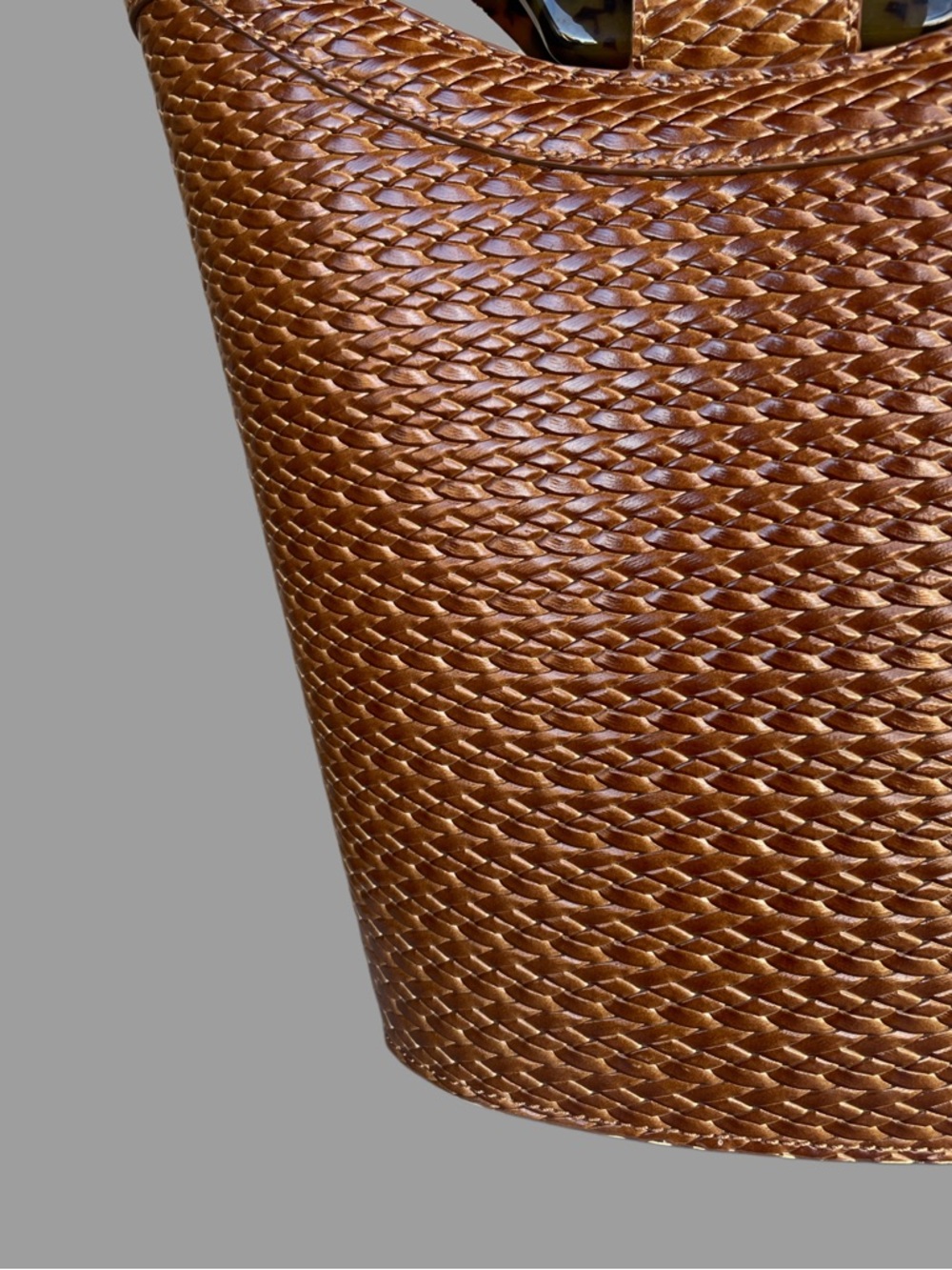 USISI SISTER Brown Woven Leather Tortoise Resin Handle Rollo Bucket Tote Bag - Picture 8 of 15